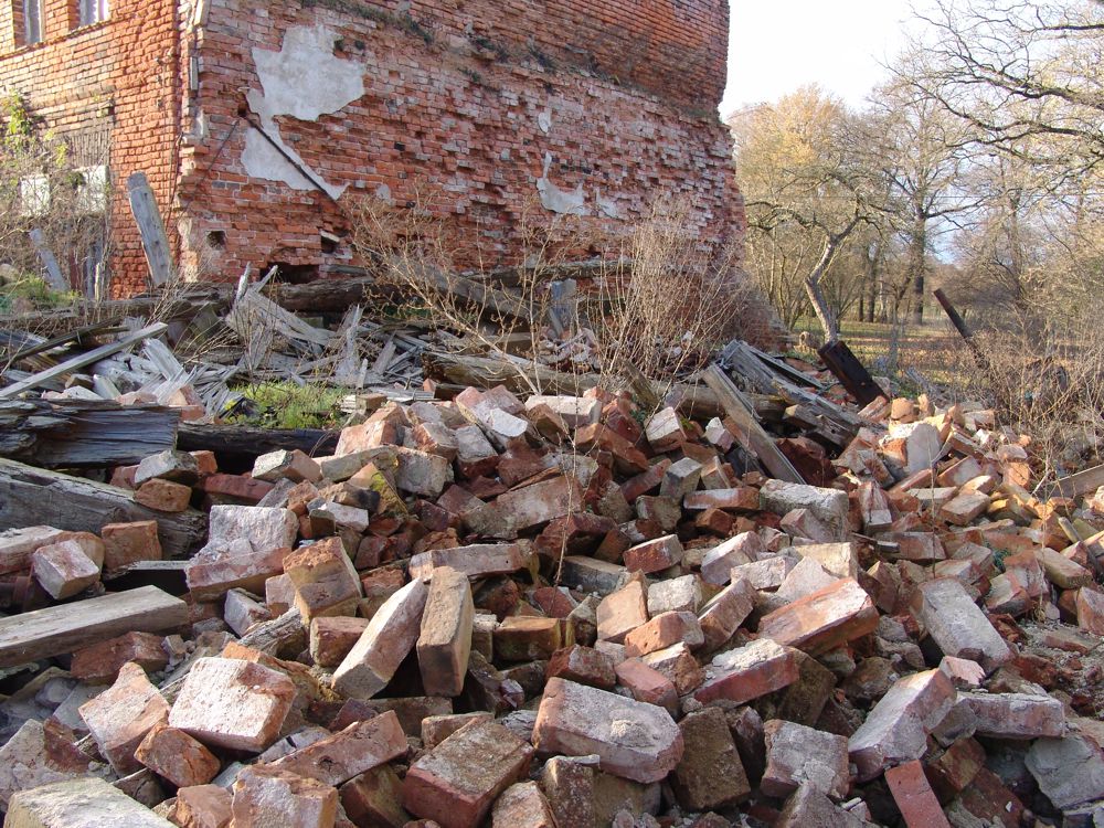 So sah es 2011 hier aus, als wir doch tatsächlich das Areal gekauft haben. Wie verrückt muss man sein...